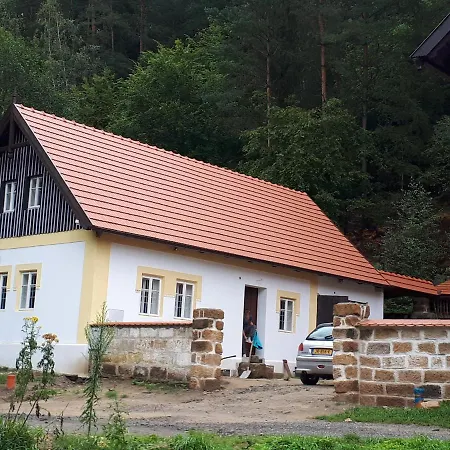 Hlucov Lesni بيت للعطل Kokorin